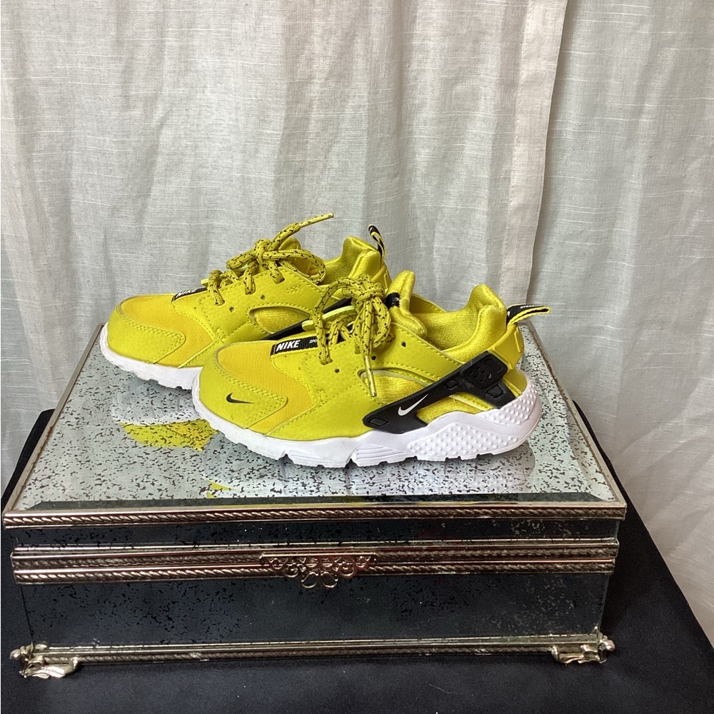 Nike Air Huarache Run SE- Bright Citron- kids sneakers; Size: 10C